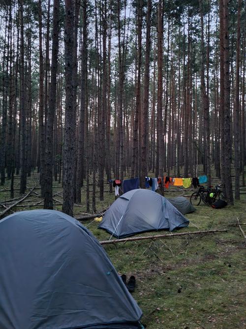 Obóz za stacją benzynową